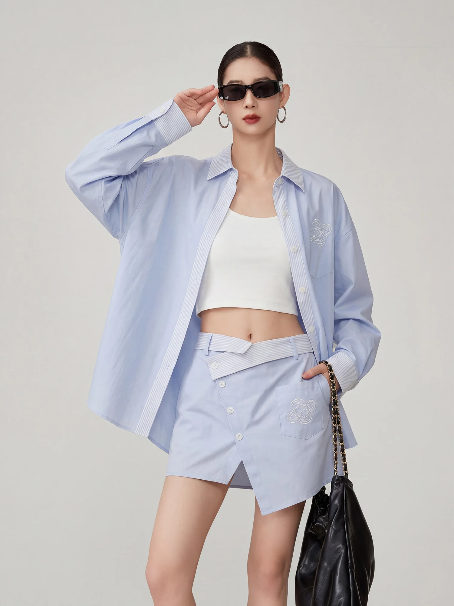 

Синий полосатый свободный комплект из двух предметов: рубашка с длинным рукавом и юбка миди с высокой талией, женский летний модный костюм для защиты от солнца, полиэстер...