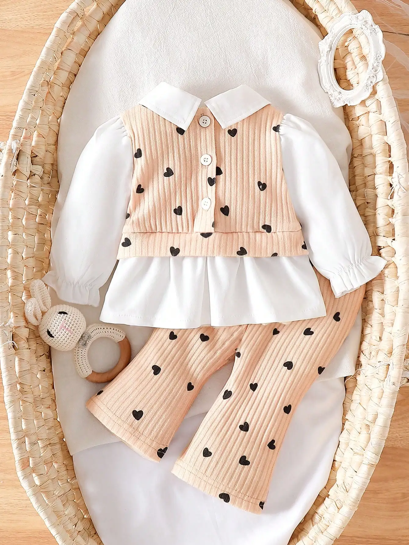 Sweet 2-piece set for baby girls - heart-shaped sleeveless jacket and shirt, paired with flared pants for children's clothing.