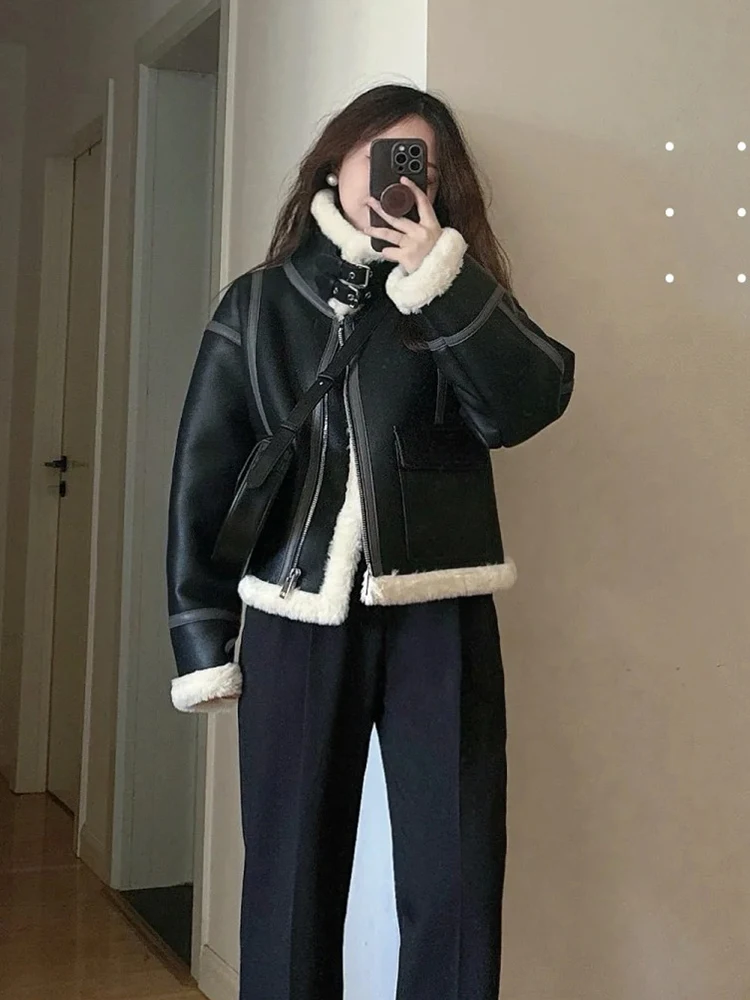 2025 الخريف الشتاء ركاب نمط المرأة السوداء بدوره إلى أسفل طوق سليم صالح صوف الضأن قصيرة تنوعا سترة جلدية عادية