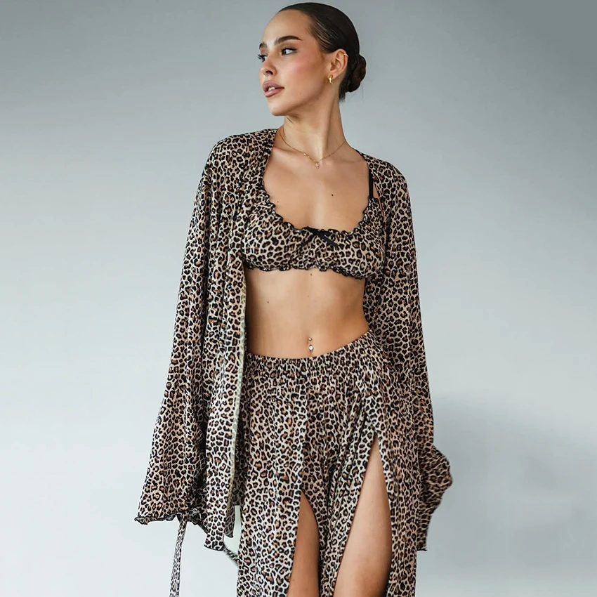 

HiLoc 2026 Сексуальный атласный комплект женской пижамы из 3 предметов с леопардовым принтом: халат с поясом, бюстгальтер с рюшами и длинная юбка с разрезом