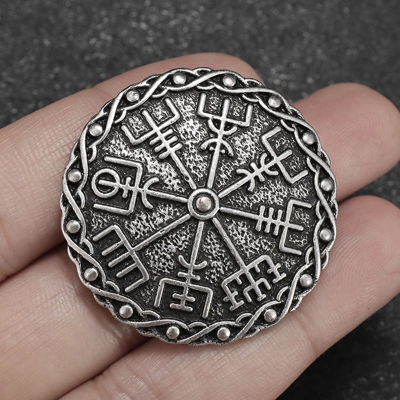 Vintage Gothic Nordic Compass Badge Brooch Engraved Runes Men Punk Glamor Suit Pin Amulet Accessory