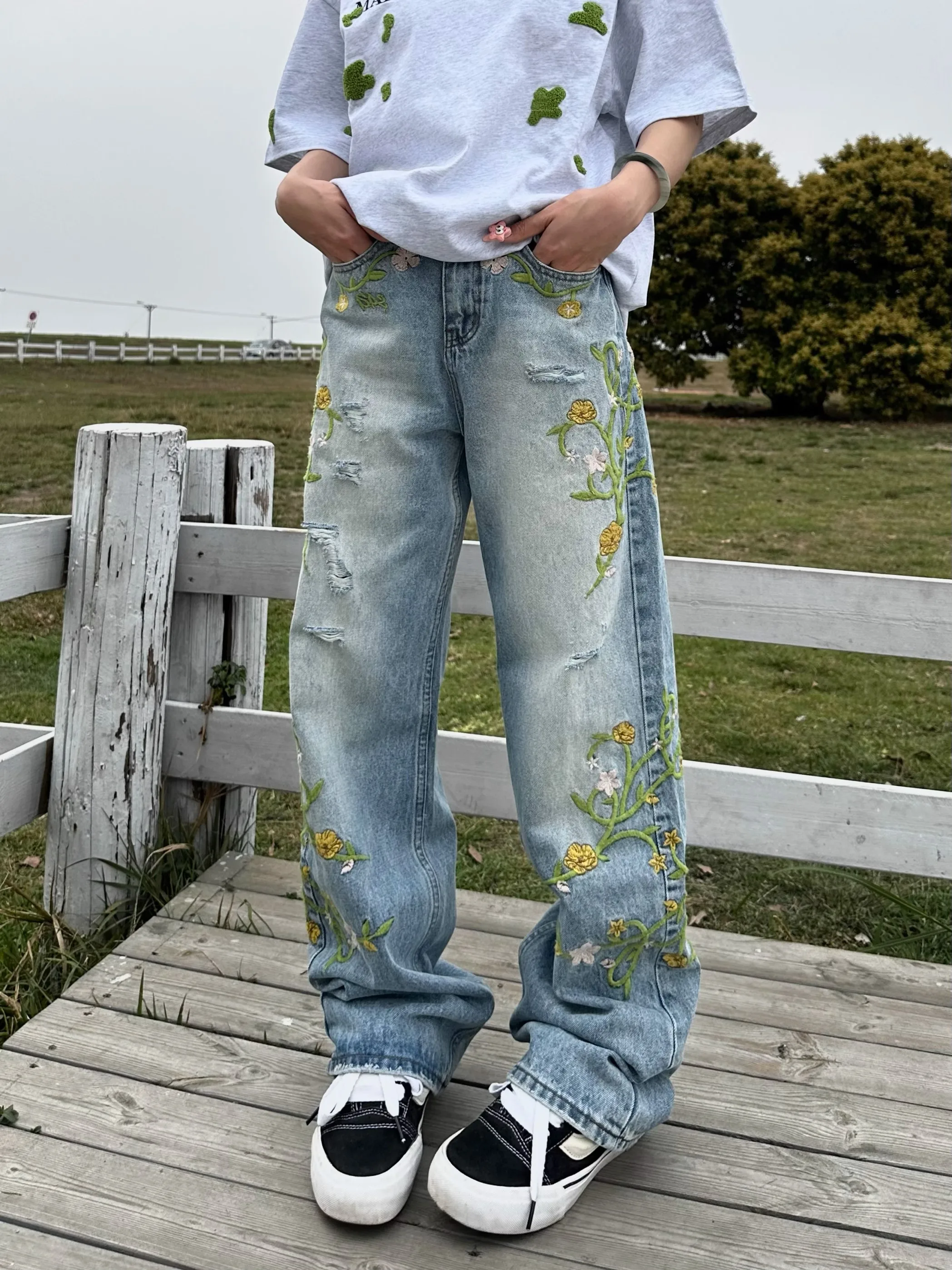 

Retro American Floral Embroidery Hole Denim Jeans Loose Wide Leg Hiphop Casual Pants for Men And Women Couples Trendy