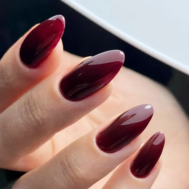 24-teiliges dunkelrotes mittelgroßes Nail Art-Mandeln, realistische Fingernägel zum Aufdrücken, künstliche Nagelspitzen, günstige künstliche Nägel zum Kleben