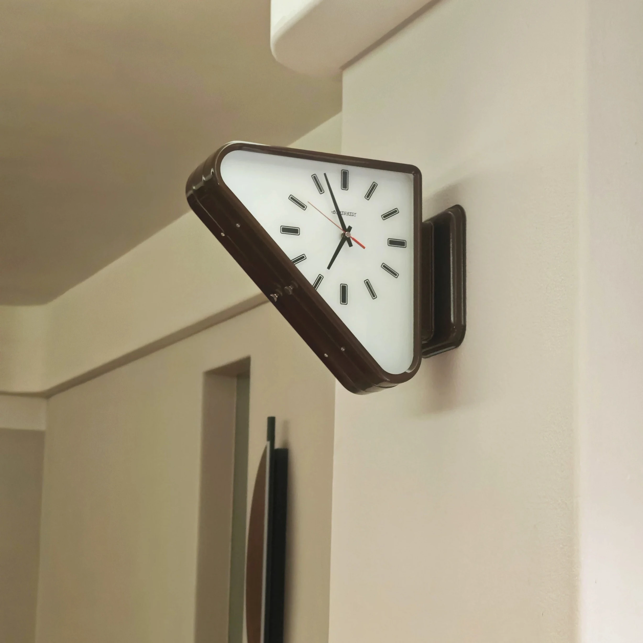 Double-sided wall clock, wall-mounted triangular wall watch, retro cafe design