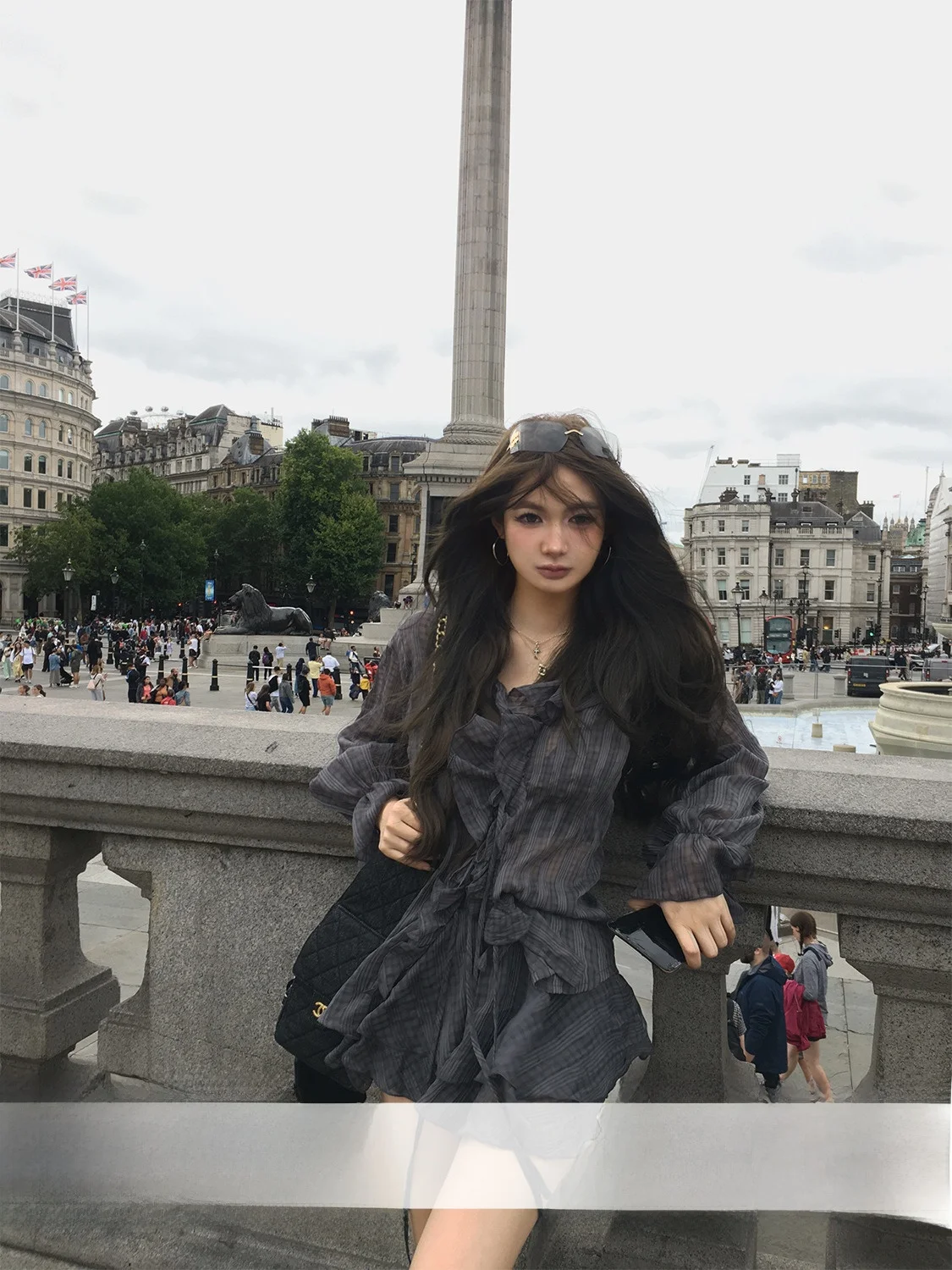 

Комплект Xinlei Lin: топ с V-образным вырезом и дышащая полиэстеровая юбка миди с оборками и полосатым клетчатым узором