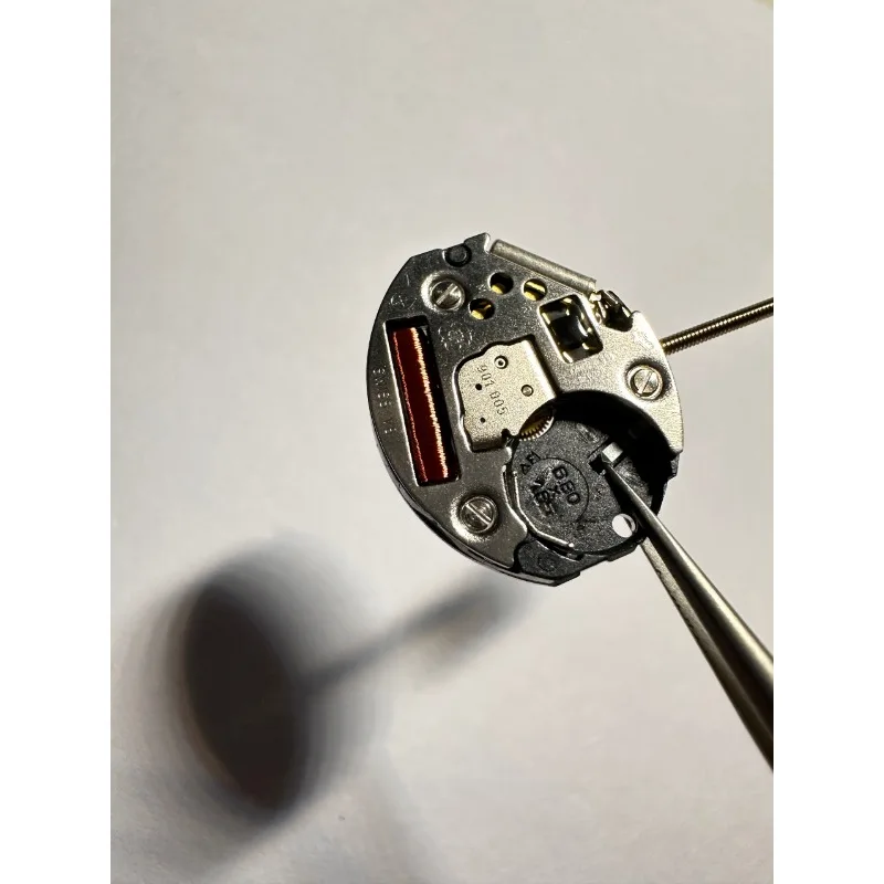 

Детали подходят для механизма eta901.005, двухконтактного механизма 901005, двухконтактного серебряного механизма, аксессуаров для часов.