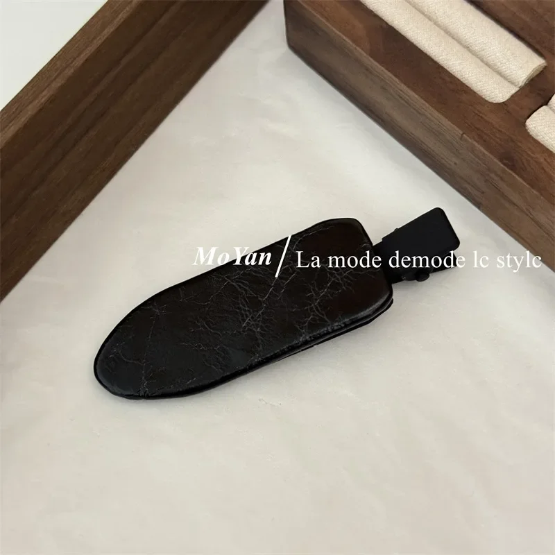 Grampo de cabelo de couro texturizado de alta qualidade com temperamento feminino versátil bangsclip cabelo quebrado edgeclip clipe sem costura duckbillclip