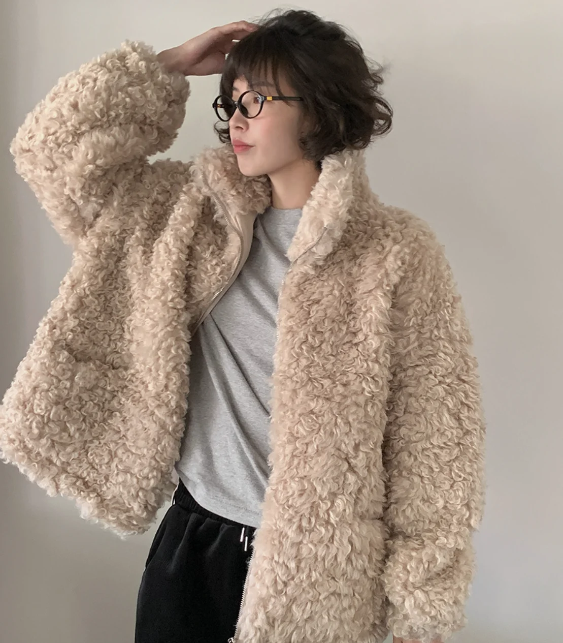 

Корейское зимнее свободное и мягкое теплое и плотное пальто из овечьей кожи с меховой подкладкой и короткими рукавами с воротником-стойкой