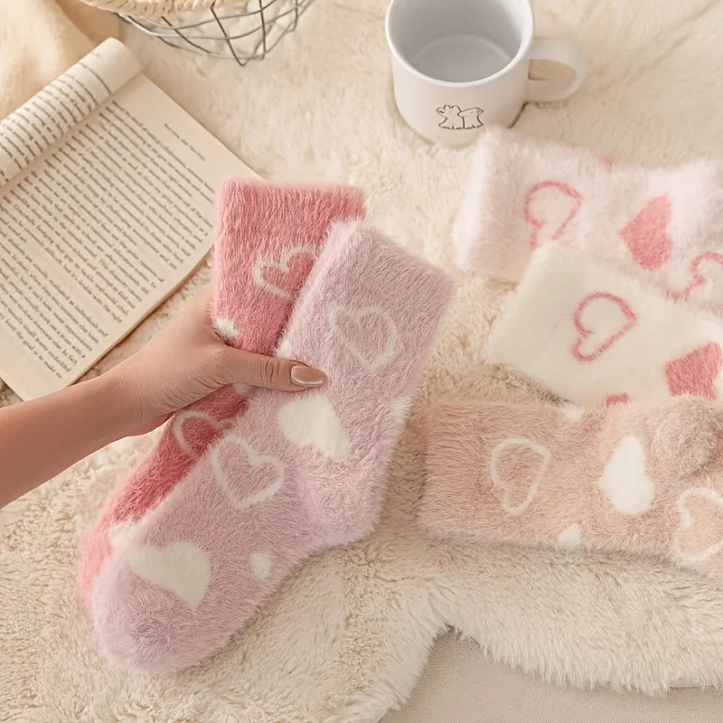 5 Pairs of Randomly Assorted Styles of Women's Autumn and Winter Pink Heart-Printed Mid-Calf Socks, Soft and Fluffy, Warm and Comfortable Home Sleep Socks, Sweet Autumn and Winter Thermal Socks