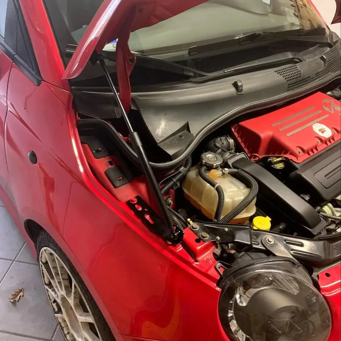 

Hood Struts for Fiat 500 (312) 500e 2007-2025 Front Engine Bonnet Gas Springs Shock Absorbers Lift Supports Dampers 2PCS