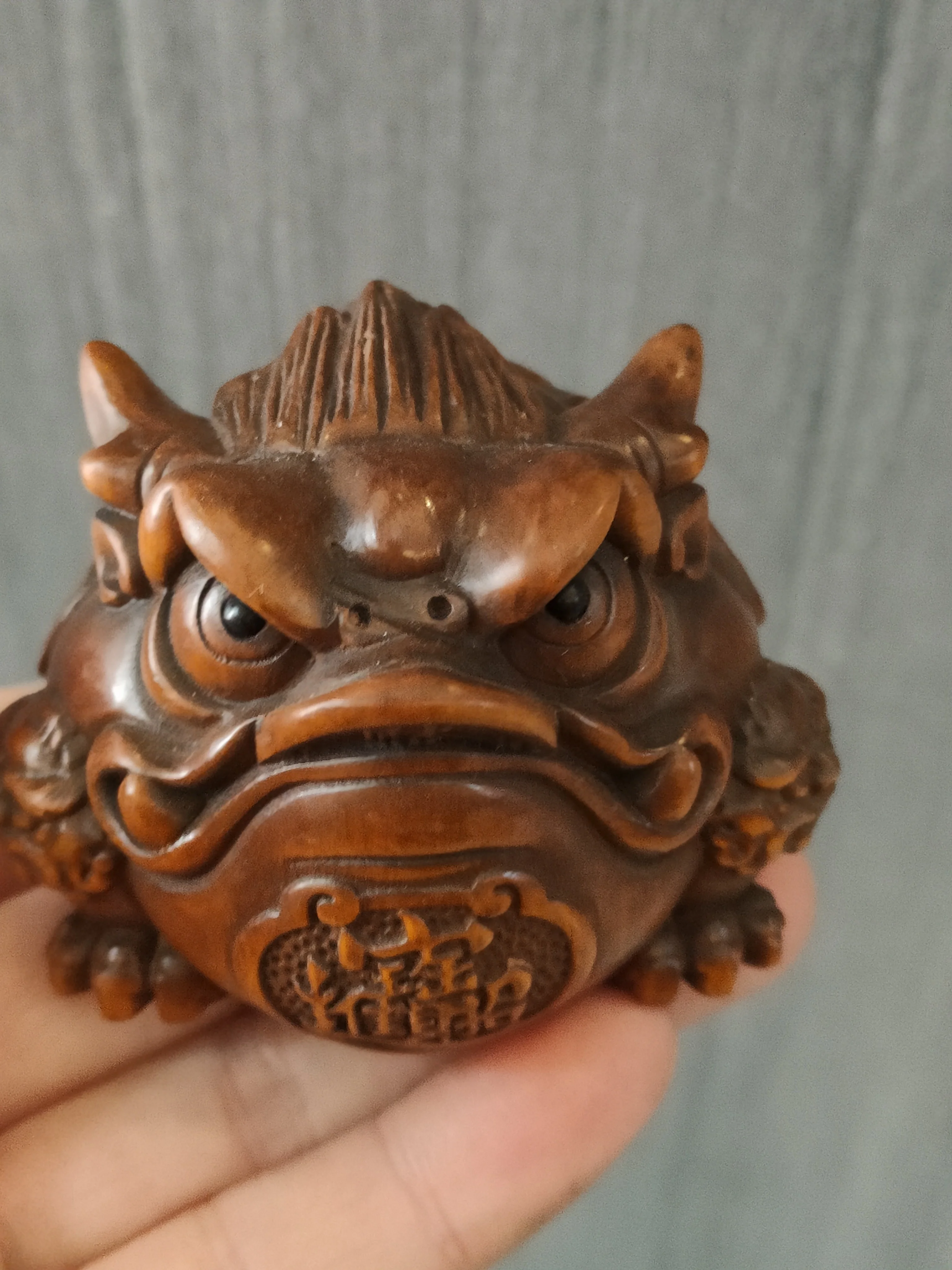 

Chinese wood carving boxwood charm treasure Golden toad home decoration gifts