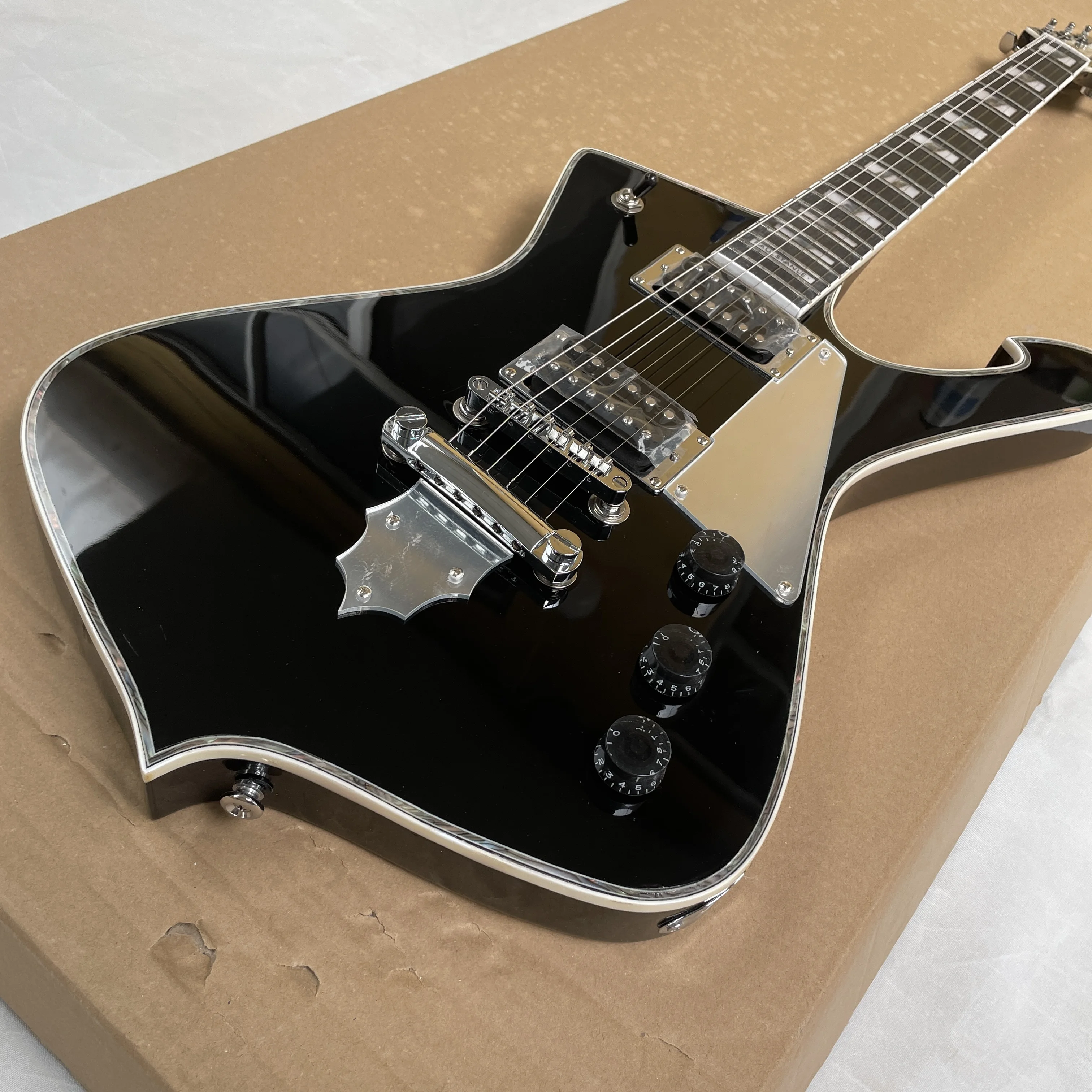 Pure black glossy electric guitar with high-grade pickups and rosewood fingerboard guitars. An advanced rock-style guitarra view 2