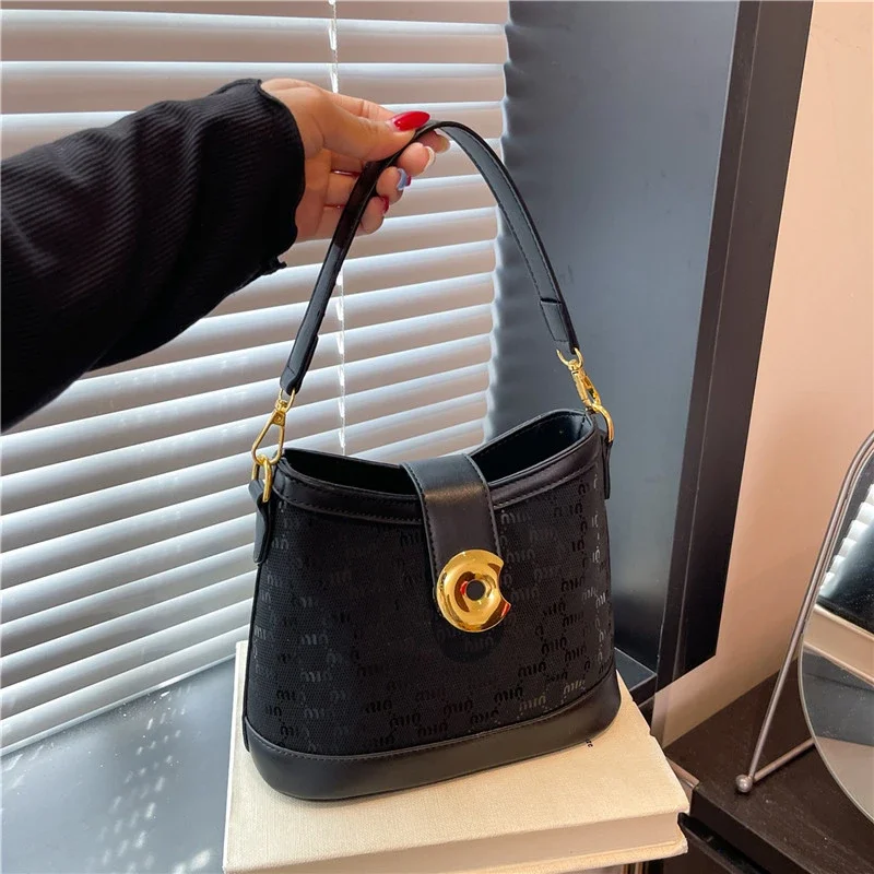 

High-End Simple Classic Leather Designer Bag For Women With Trendy Crossbody Style Solid Color And Spacious Shopper