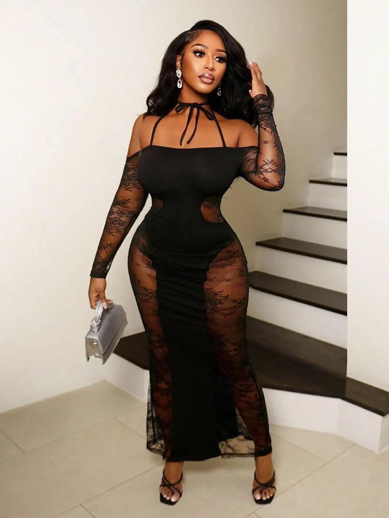 

Черное кружевное платье-боди с прозрачными рукавами и вырезами на плечах