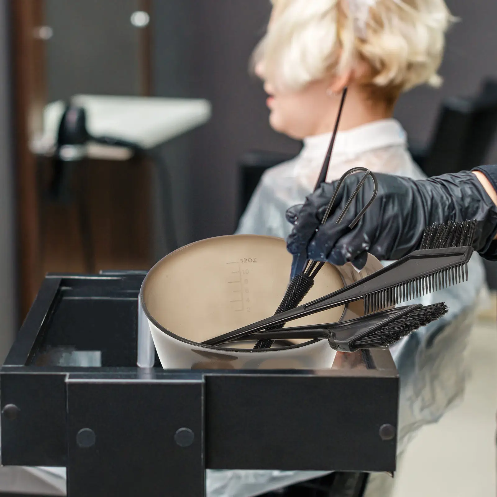 

Набор для окрашивания волос: профессиональный набор для окрашивания с расческой и кистью, а также очень большой чашей для легкого домашнего или салонного окрашивания волос.