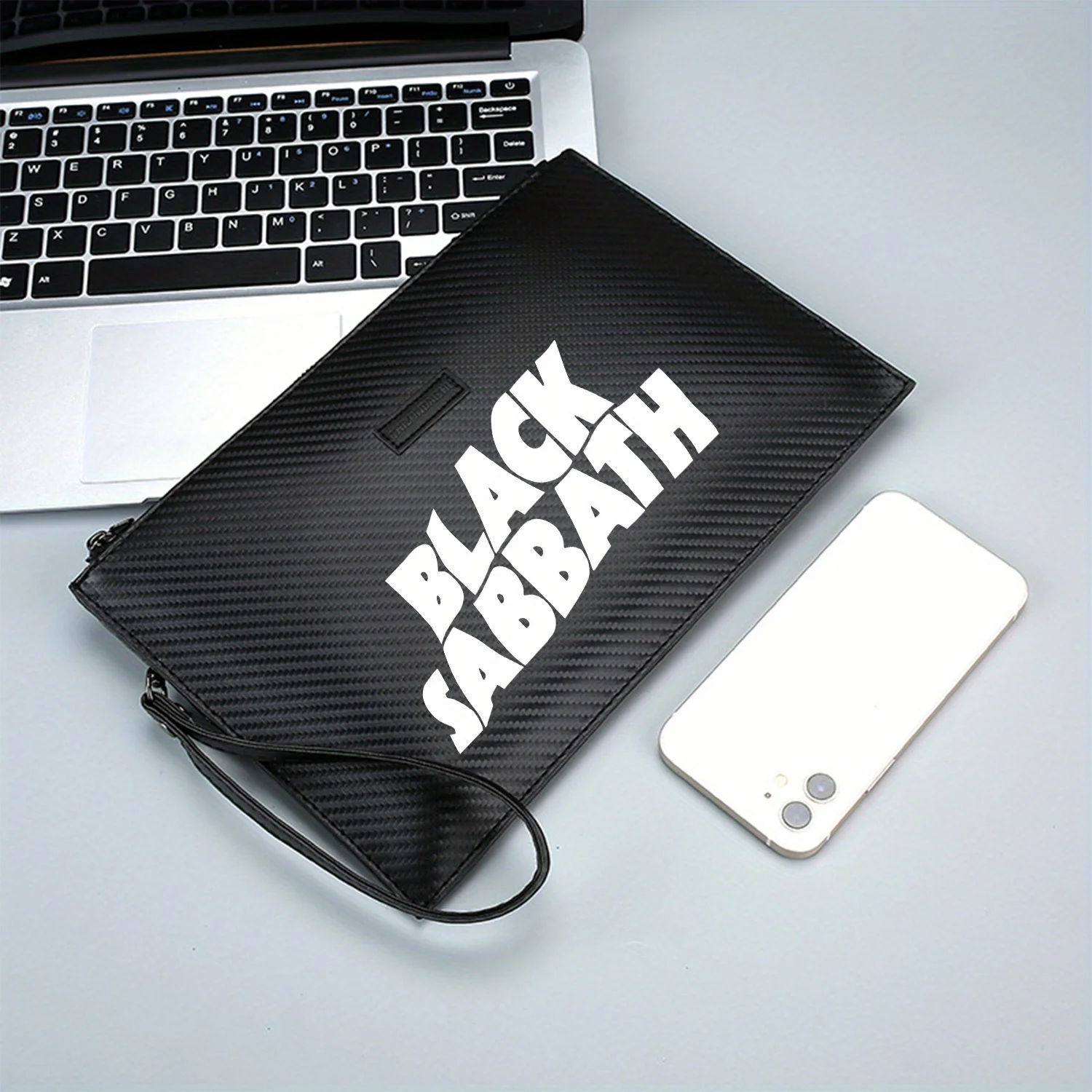 حقيبة يد رجالية من البولي يوريثان مطبوعة بأحرف بيضاء وجريئة وشعار فرقة السبت الأسود، عصرية وعملية للحمل اليومي #3