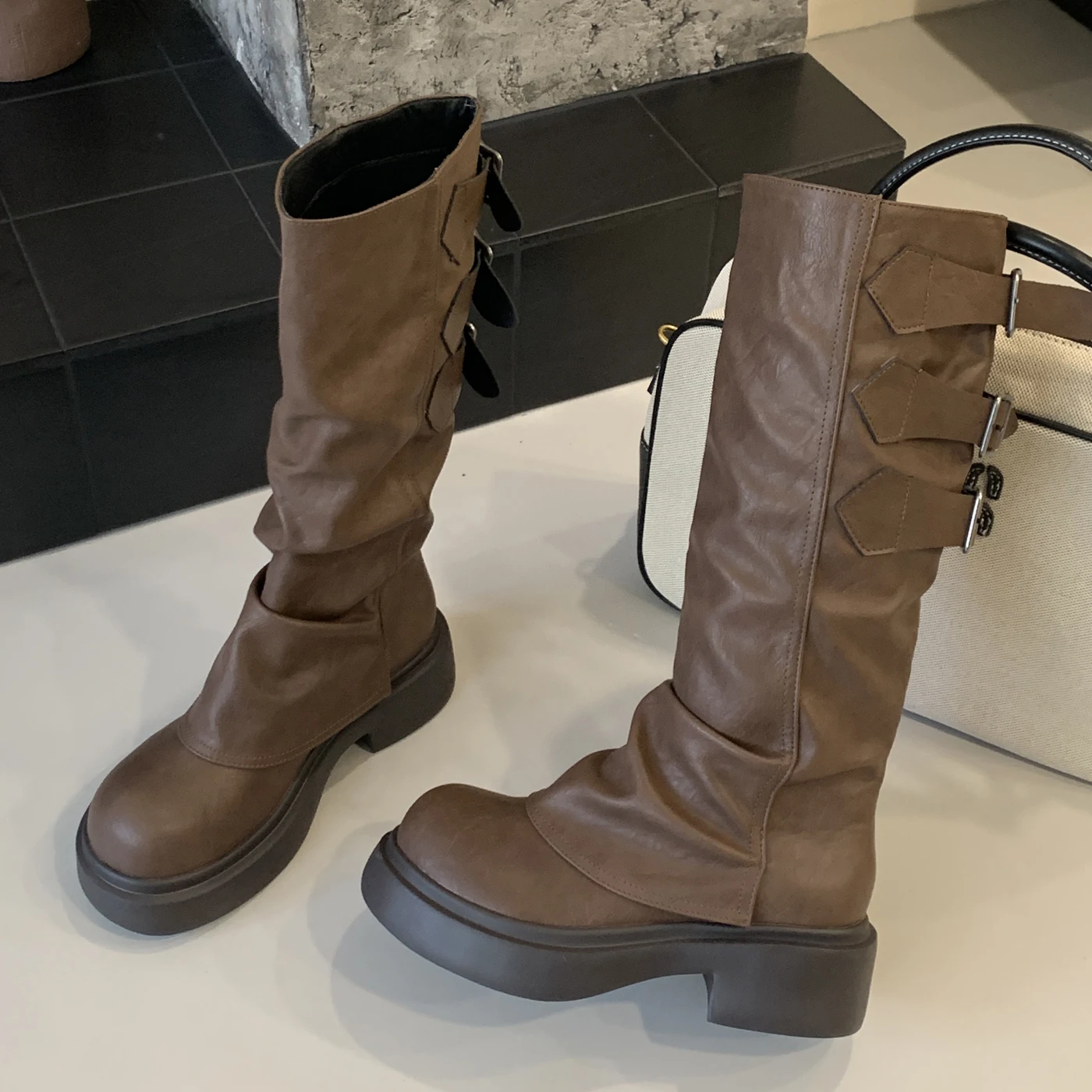 

Eilyken/модные женские сапоги до колена с узким ремешком и пряжкой, винтажная осенне-зимняя обувь на низком квадратном каблуке с круглым носком