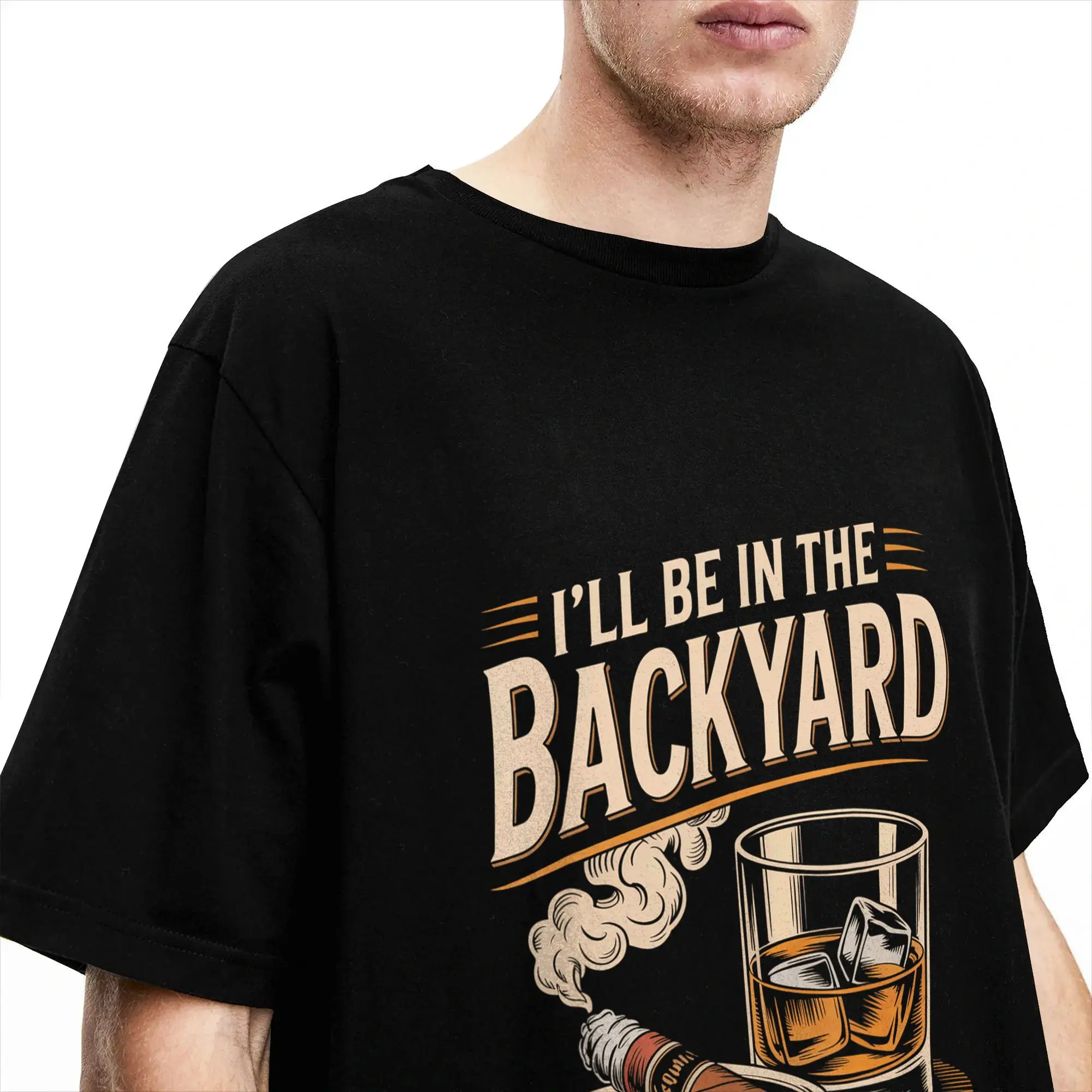 I'll Be in The Backyard Lustiges T-Shirt für Zigarren- und Bourbon-Liebhaber, Strand-Y2K-Retro-T-Shirts, Hippie-T-Shirt aus reiner Baumwolle – Detail 3