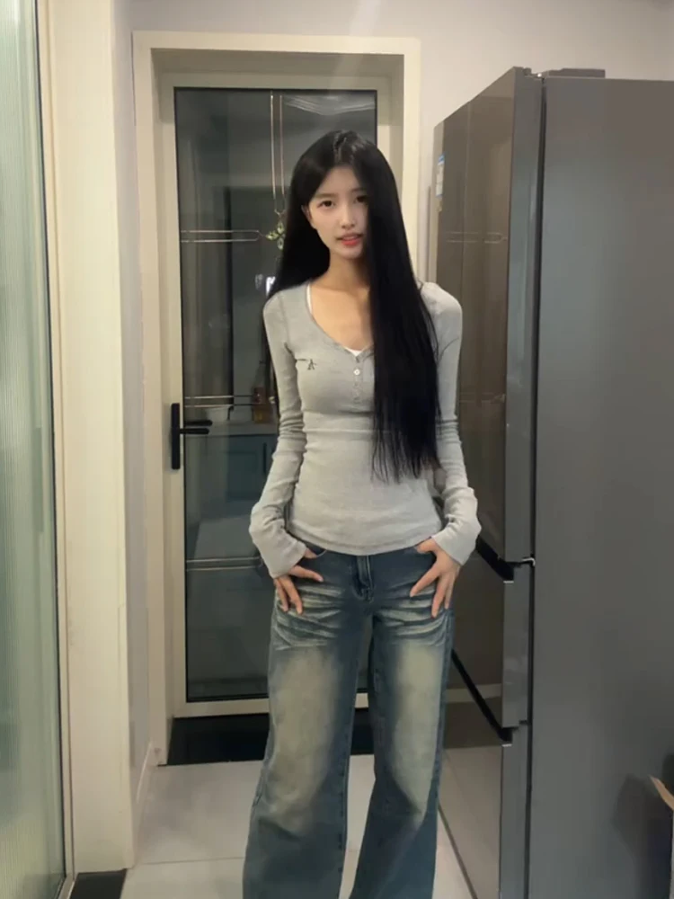 Dopasowana koszulka damska z długim rękawem na wczesną jesień 2024, nowa, seksowna, w stylu amerykańskim, z haftem na guziki, dekolt w serek, mieszanka bawełny.