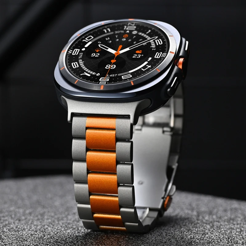 Pulseira de relógio de três elos em liga de titânio premium compatível com Samsung Galaxy Watch 8 Ultra, leve e luxuosa, em metal titânio.