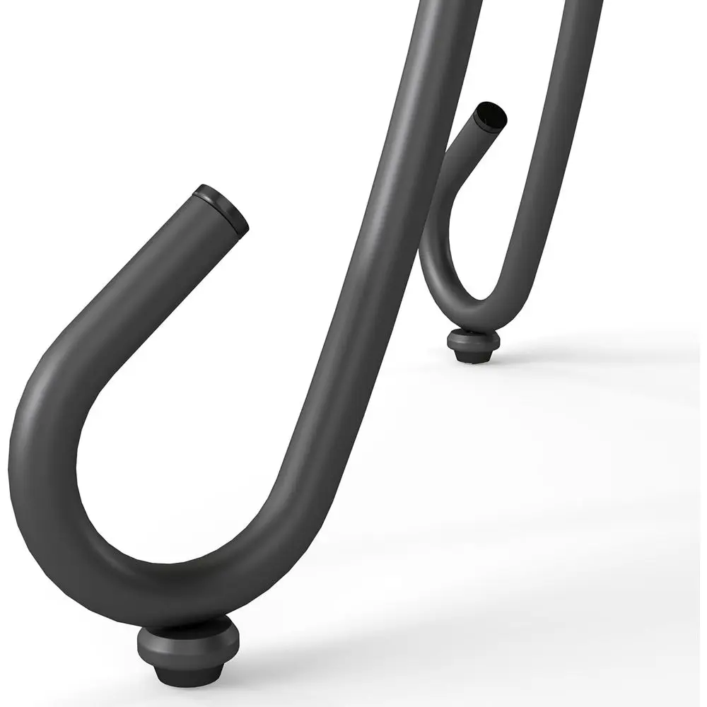 Set da bistrot da interno vintage in stile francese: tavolo rotondo in aspetto marmo con struttura dorata e sedie marroni