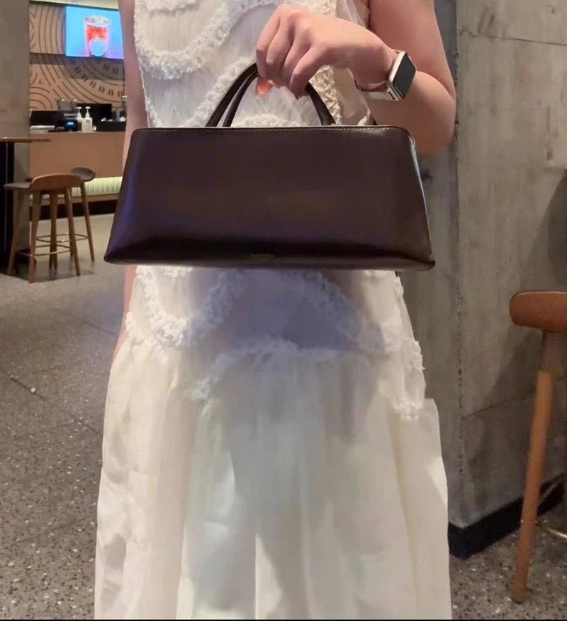 Urban Minimalist Metal Clip Frame Shoulder Bag Swappable Strap Handbag Daily Match PU Material Small Size with Lock Buckle