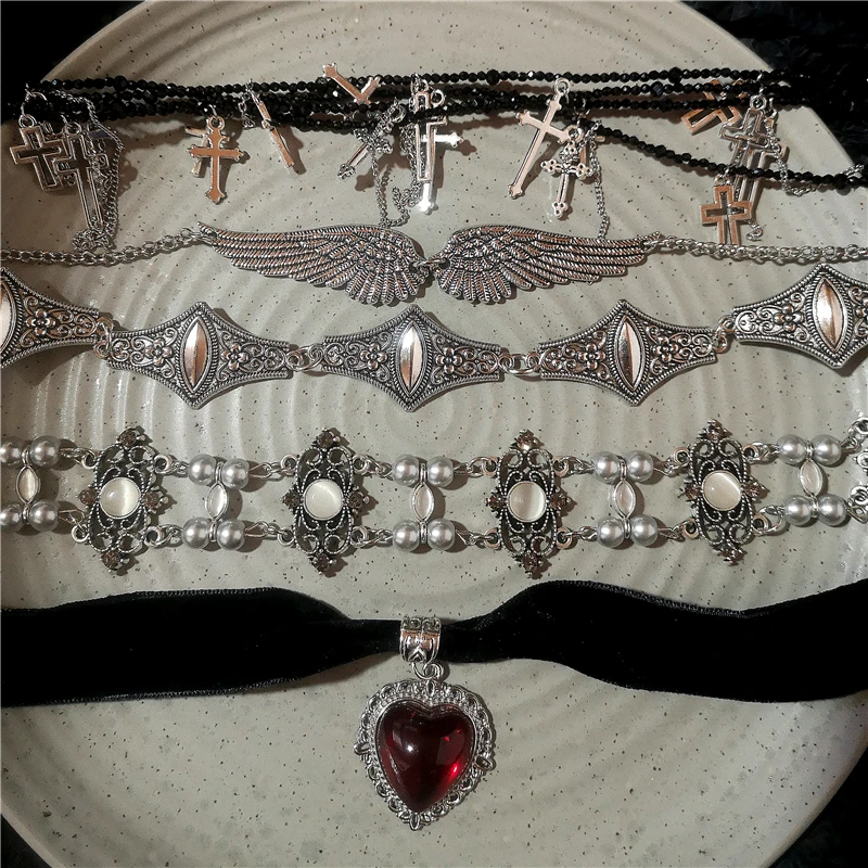 Gotische Flügel Rotes Herz Anhänger Punk Metall Silberfarben Choker Halskette für Frauen Halloween 2000er Vintage Y2K Schmuck Dekoration