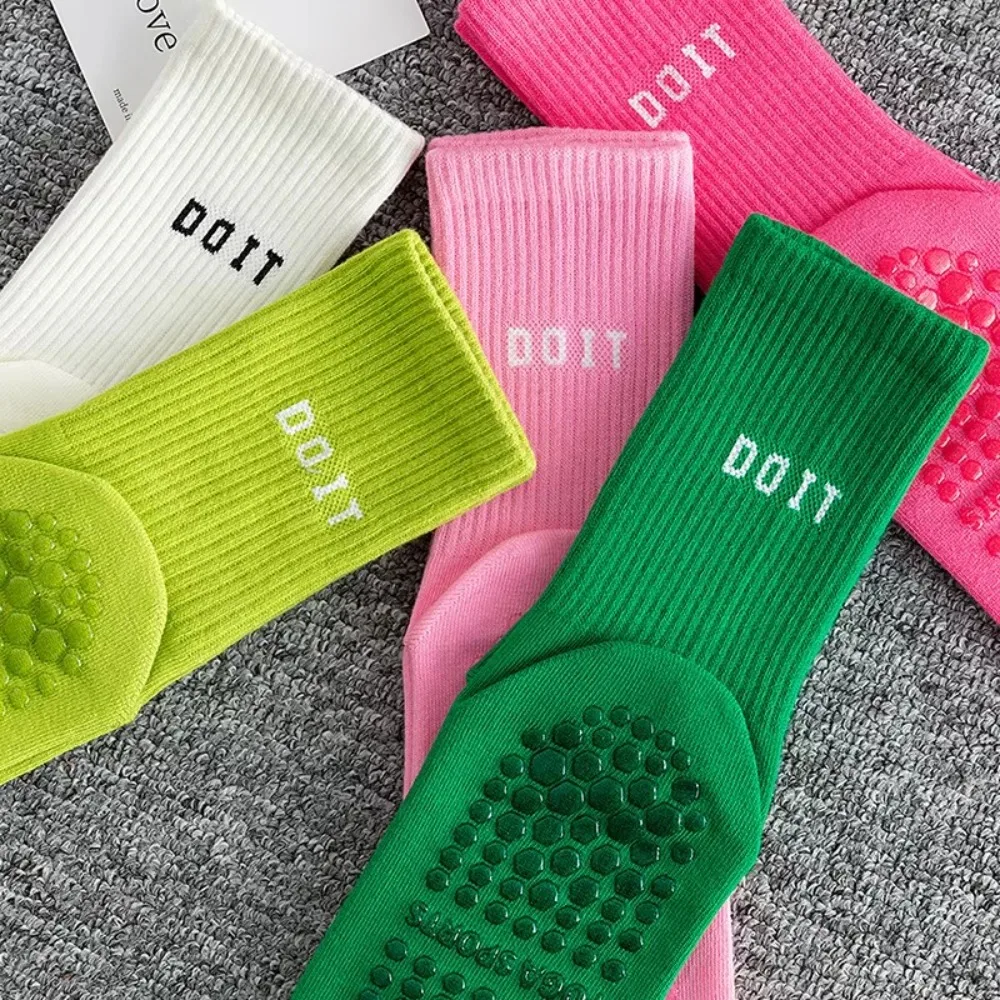 

2pcs Cotton Mid-calf Yoga Socks Breathable Anti-slip Sports Socks Dance Fitness Training Socks Solid Color Striped Pilates Socks