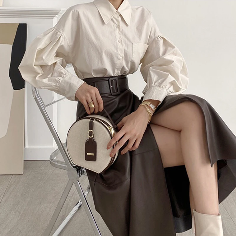 ランタンスリーブのエレガントでシックなシャツとスリット入りハイウエストPUレザーミニスカートの女性用ファッショナブルな春のセット