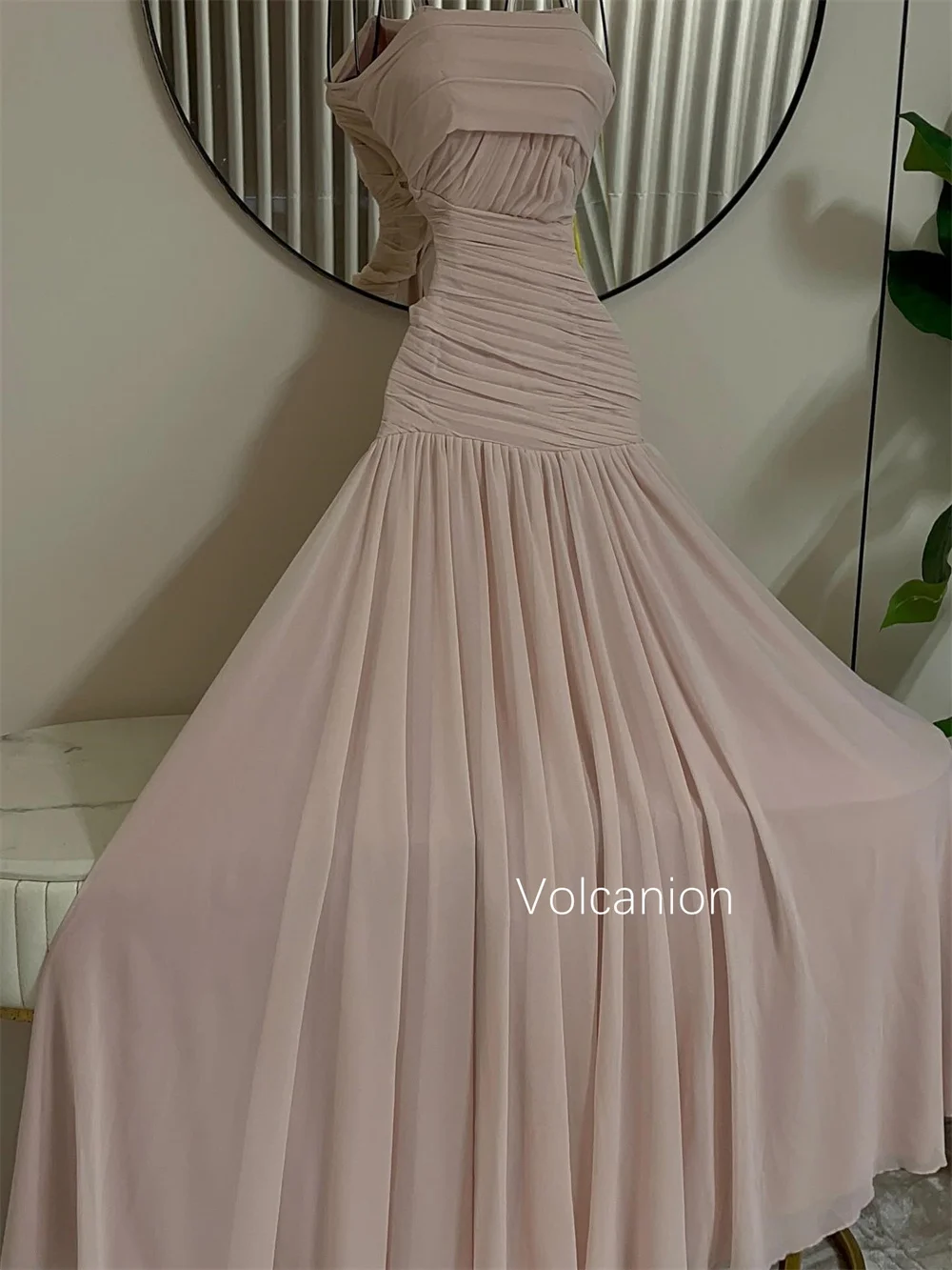 Sukienki na zamówienie: plisowane, szyfonowe, w stylu pastorałnym, o kroju litery A, bez ramiączek, długie, na specjalne okazje, na powrót do domu, klasyczne, wysokiej jakości.