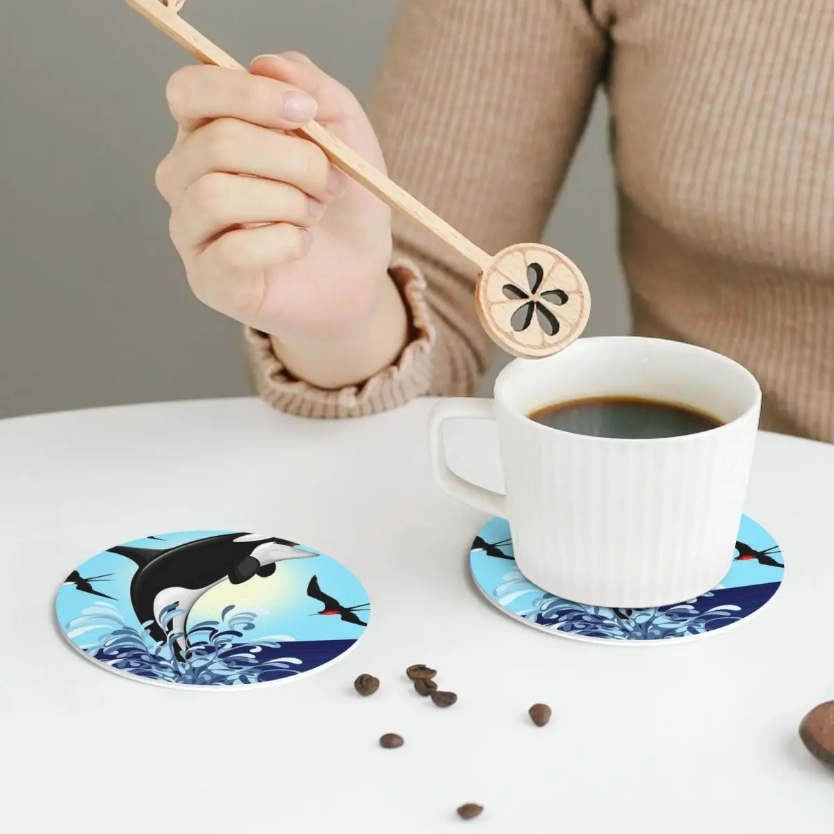 

Orca Killer Whale Jumping Out The Ocean Подставки Кожаные салфетки Изоляционные кофейные коврики для дома Кухня Обеденные подушечки Набор из 4 шт.