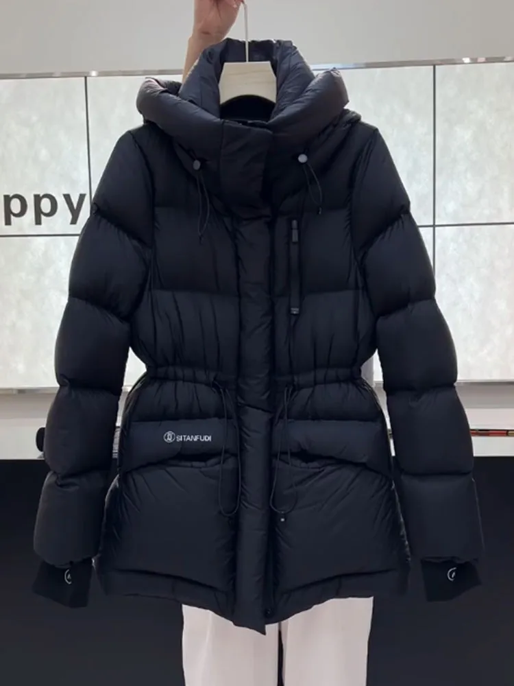 

Женская куртка средней длины с капюшоном и застежкой на талии Ele Bla, зима 2025 года, новая высококачественная верхняя одежда Feel Thi