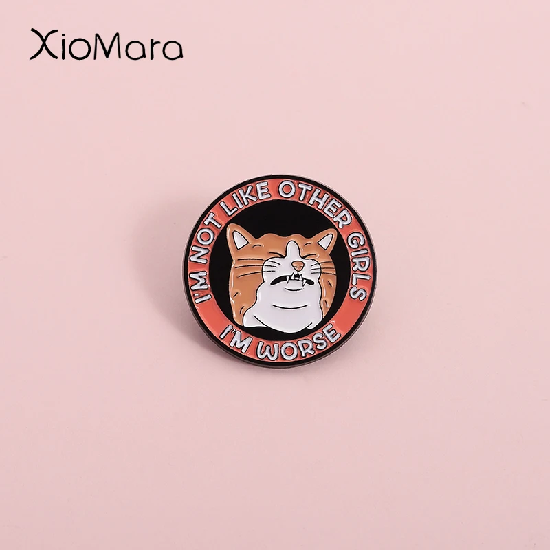Ich bin nicht wie andere Mädchen, ich bin schlimmer Emaille-Anstecknadel, gebrochene Herzkatzen-Broschen, Anstecknadeln, Cartoon-Tier-Schmuck, Geschenk für Freunde