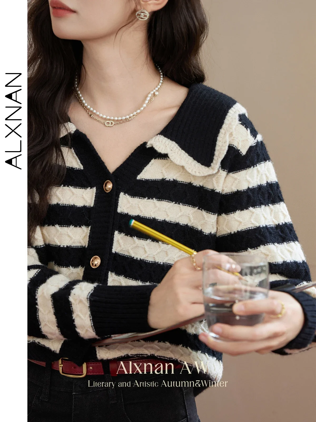 ALXNAN سترات نسائية مخططة بألوان متباينة وياقة على شكل طية صدر وأكمام طويلة سترات بأزرار معدنية لخريف 2025 سترات فضفاضة مناسبة L50616