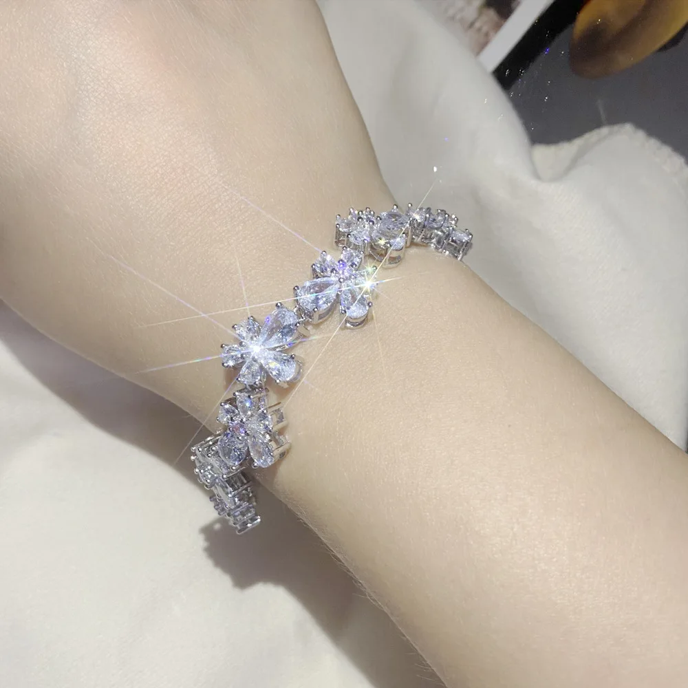 2023 Women Shiny and Shiny Little Chrysanthemum Plated 18K Gold Full Diamond Flower Bracelet