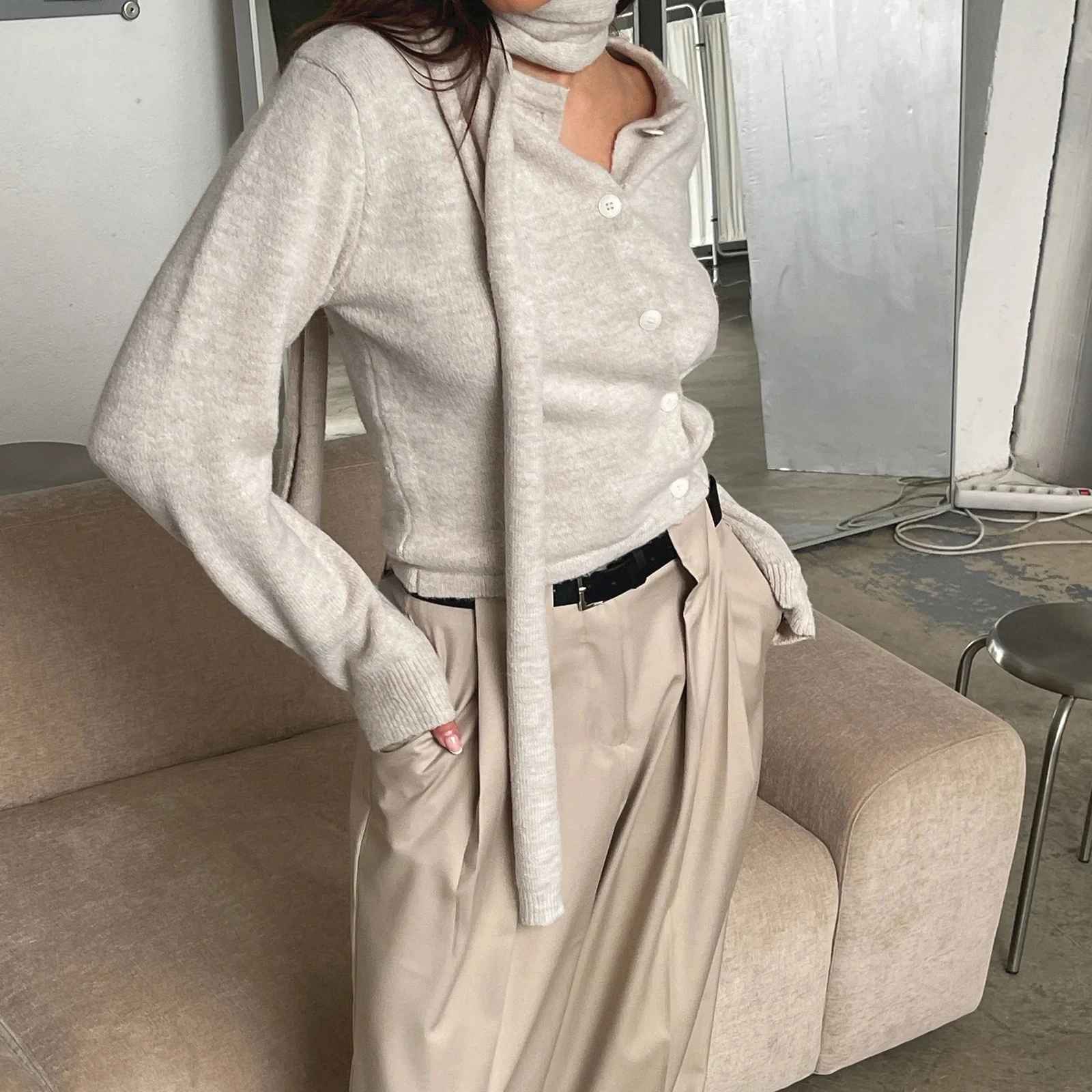 女性の秋ソリッドカラーセーターカーディガン長袖Vネック不規則なボタンアップニットウェアとスカーフ