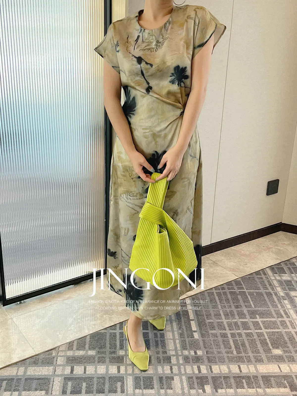 Satynowa długa sukienka w kratę Y2k 2025 Odzież damska Lato Koreański styl Moda Elegancka impreza Luksusowy seksowny wieczór Nowy krótki rękaw