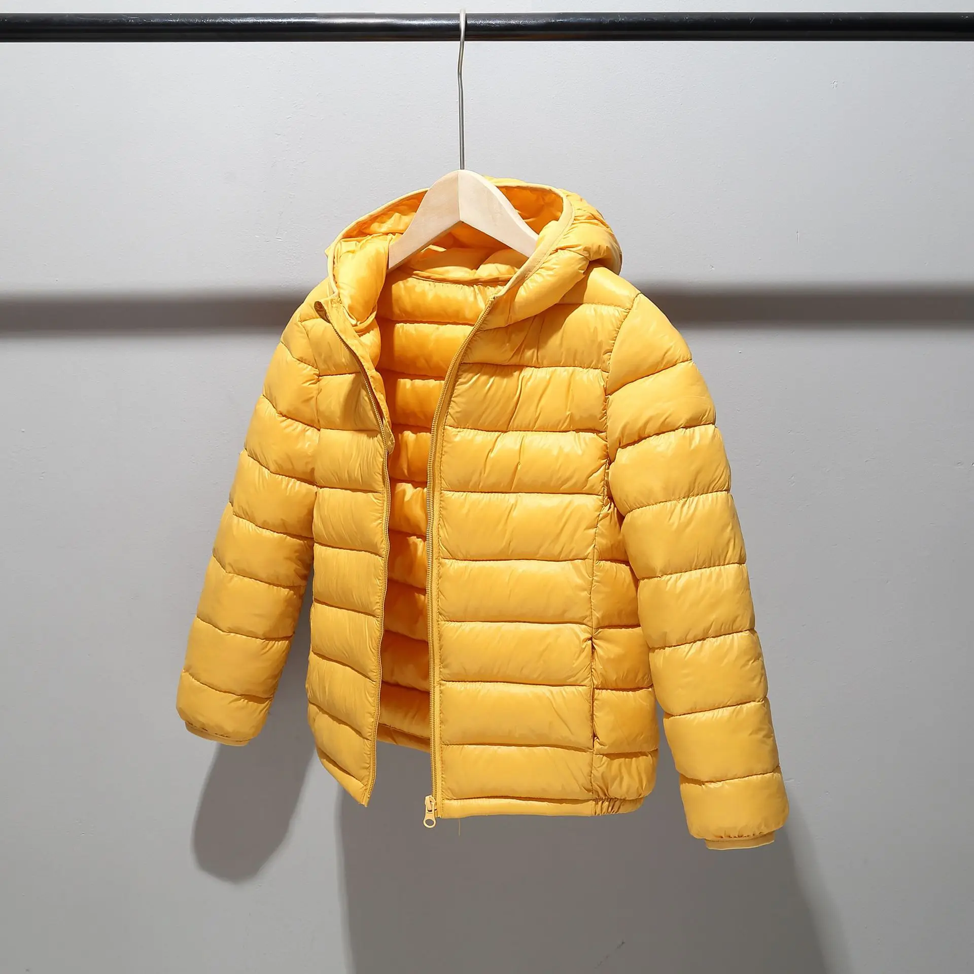 Kinder-Daunenjacke für Jungen und Mädchen für Herbst und Winter, leichte, einfarbige, warme Jacke mit Reißverschluss und Kapuze, Größe 3-14 Jahre. – Detail 3