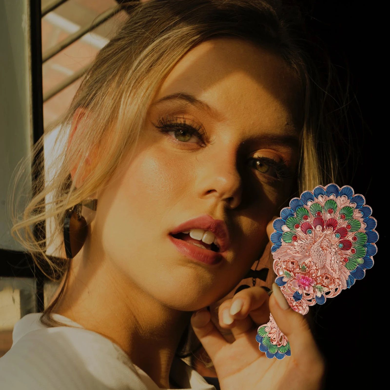 1Set Retro Handheld Makeup Mirror with Comb Vintage Design High Definition Reflective Surface Portable Mirror for Travel Outdoor