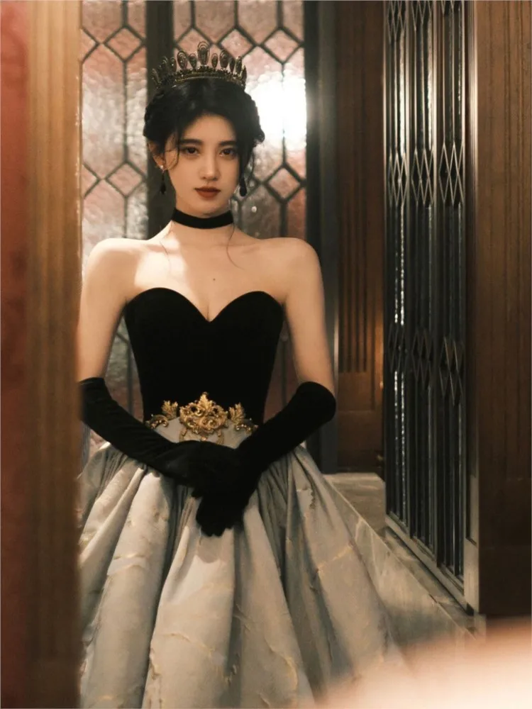 Host's dress for the home toasting banquet