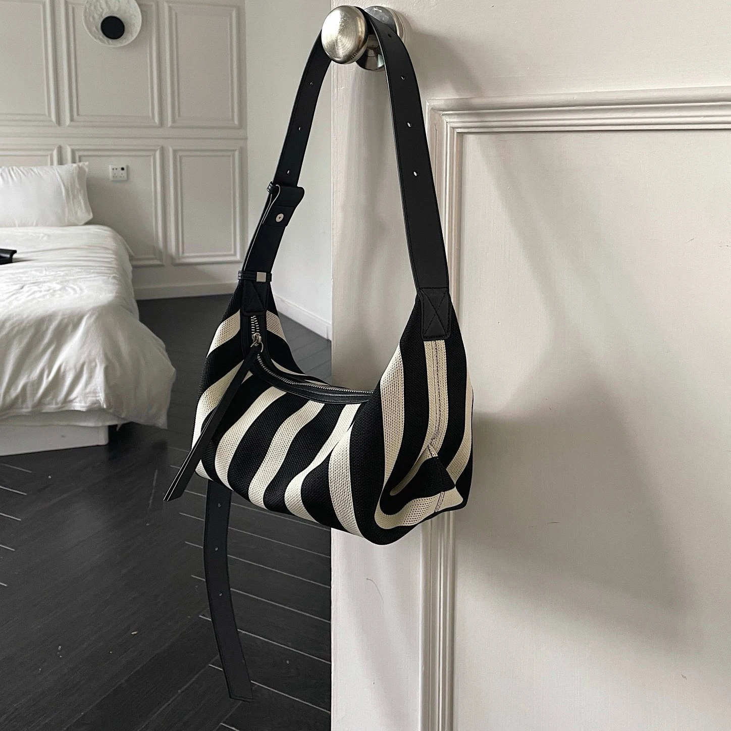 

Striped Oxford Cloth Armpit Bag 2025 New Niche Design Genuine Leather Strap Fashion Women's Handbag Casual Shoulder Bag