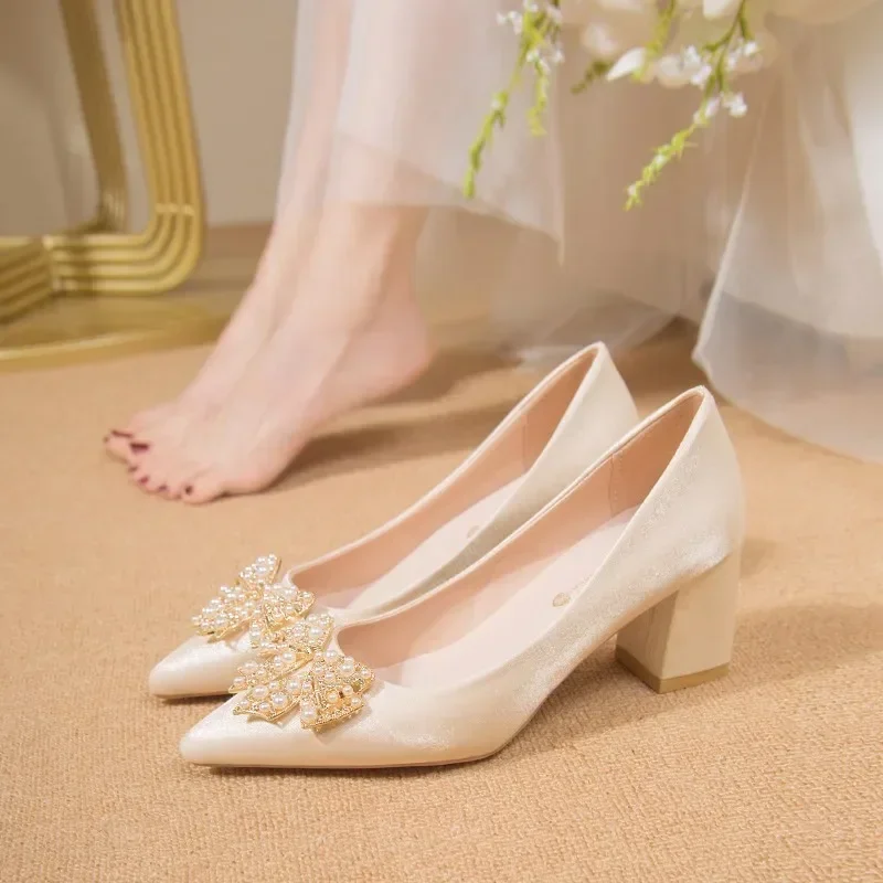 2024 New Fashion French Style Pointed Thick Heel Shoes for Women's Middle and Pearl Main Wedding Dress Engagement Bride Shoes