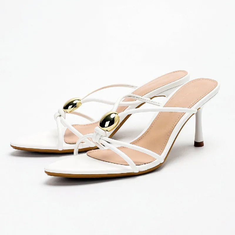 صنادل نسائية فاخرة ذات كعب ضيق ذهبي مزخرفة بالمعدن أنيقة مصممة بدون ظهر بكعب أنيق لحفلات الزفاف وحفلات الزفاف