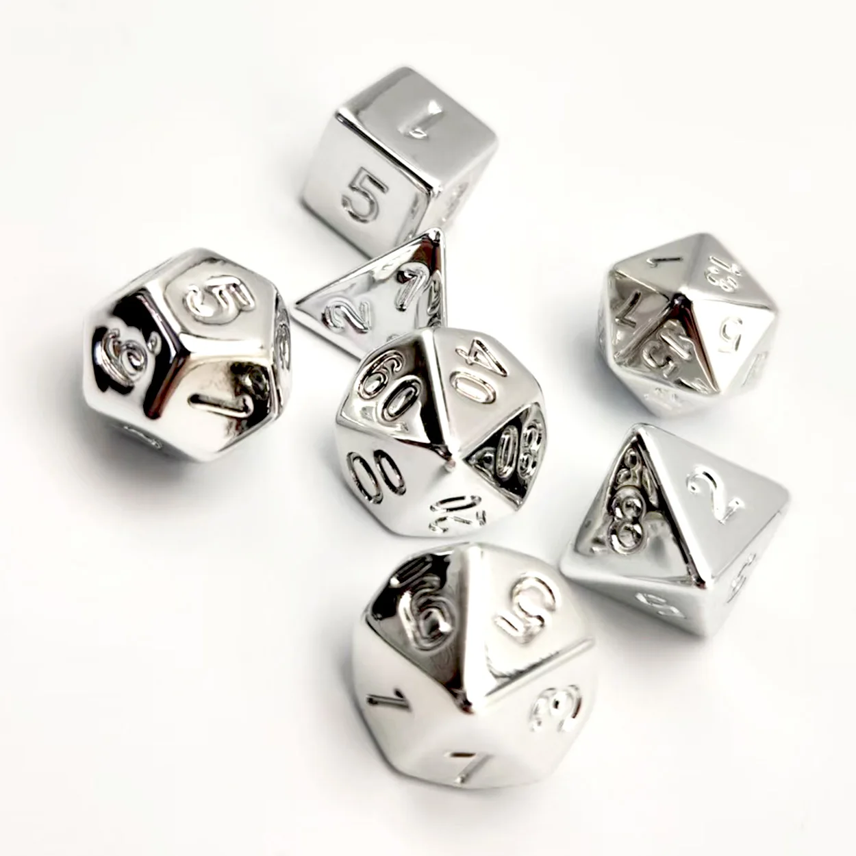 Set di dadi elettrolitici da 7 pezzi disponibili in 6 colori: rosso, rosa, giallo, bronzo, bianco argento e blu