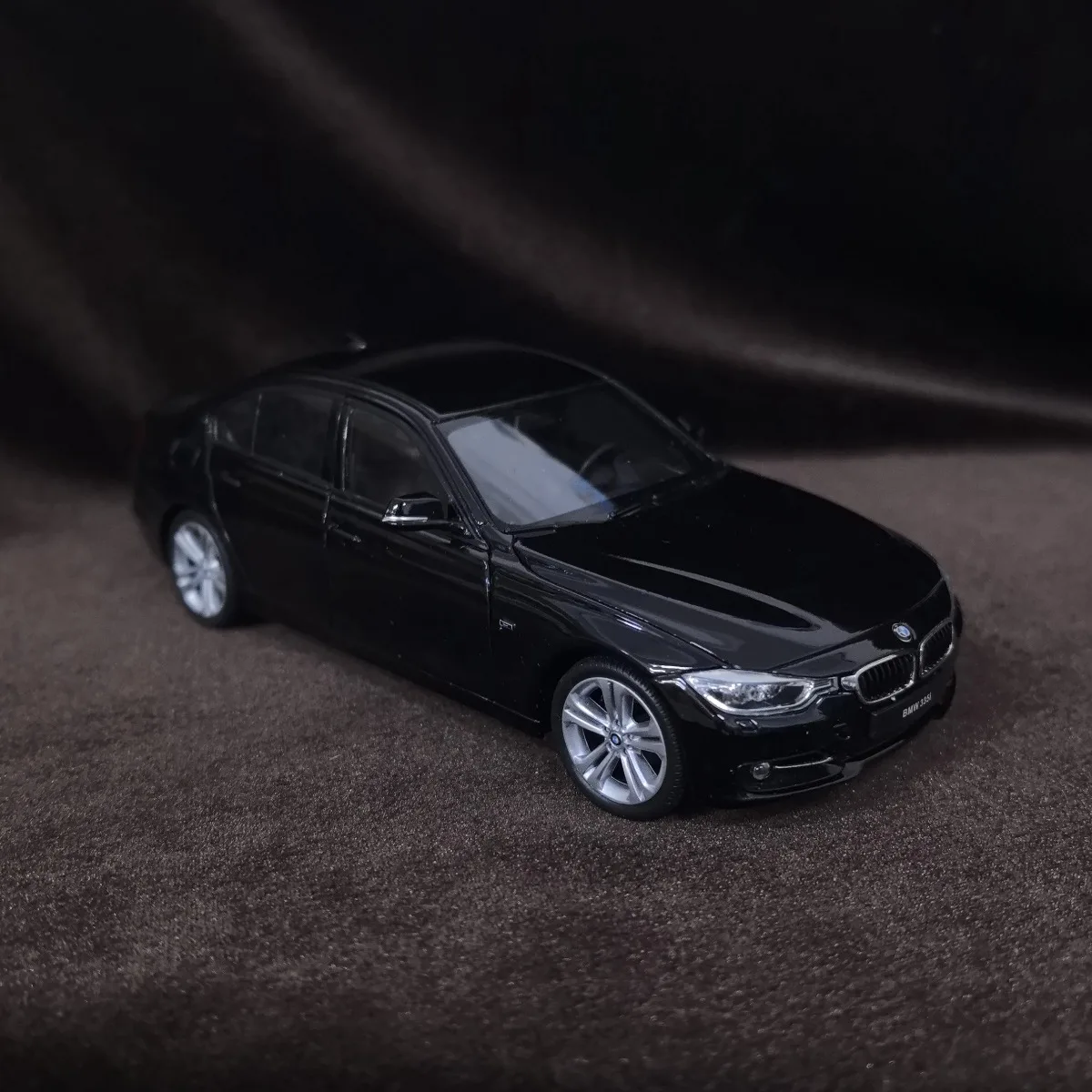 Beperkt 1:24 schaal BMW 335i automodel, luxe voertuig miniatuur replica figuur kind kerstcadeau speelgoed
