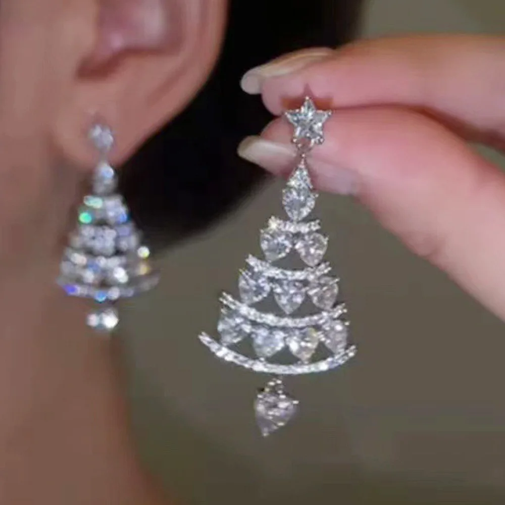 ZAKOL Funkelnde Zirkonia-Weihnachtsbaum-Ohrringe für Damen, schillernde, klare Zirkonia-Hängeohrringe, modischer Weihnachtsschmuck – Detail 3