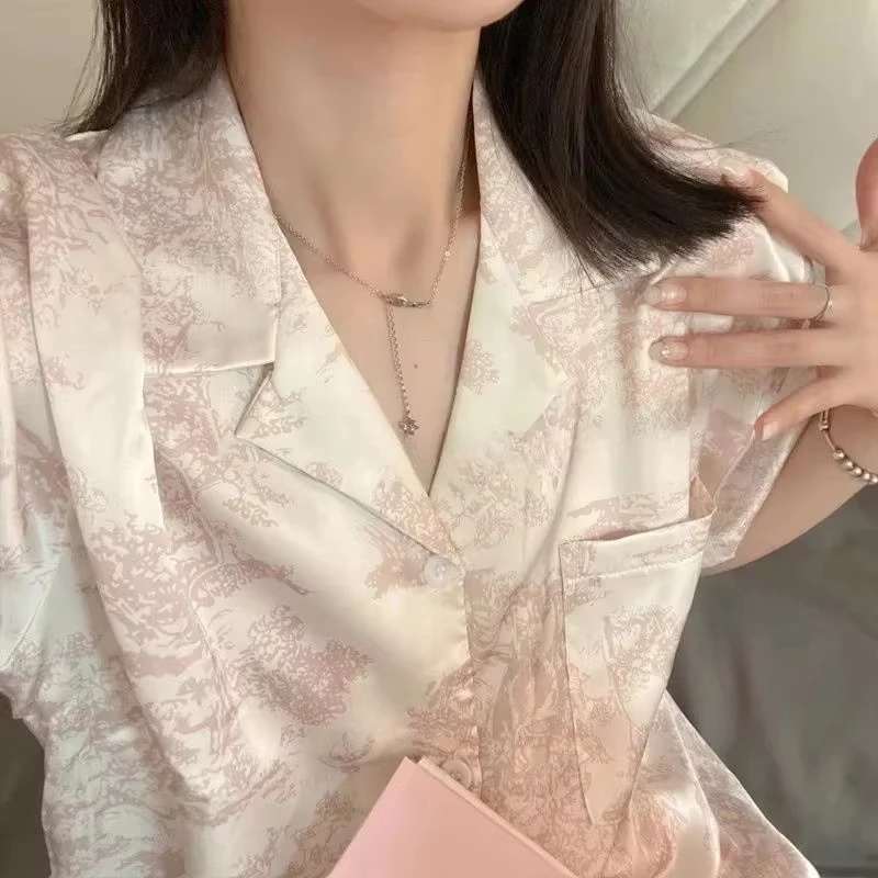 2-teiliges Damen-Pyjama-Set mit süßem Aufdruck, kurzen Ärmeln, Knopfleiste und Shorts, rosa Nachtwäsche, weiche, bequeme Homewear, lässige Loungewear-Pyjama-Set – Detail 2