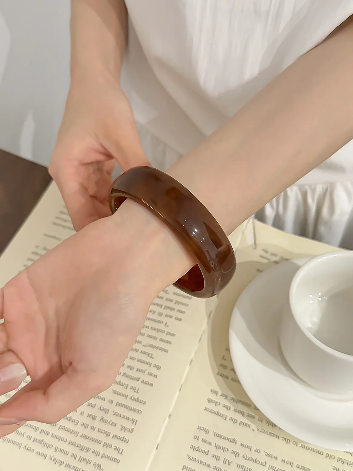 

Акриловые браслеты mat Ele для женщин, винтажные, янтарного цвета, в холодных тонах, модные украшения, простые, элегантные, новая модель 2025 года