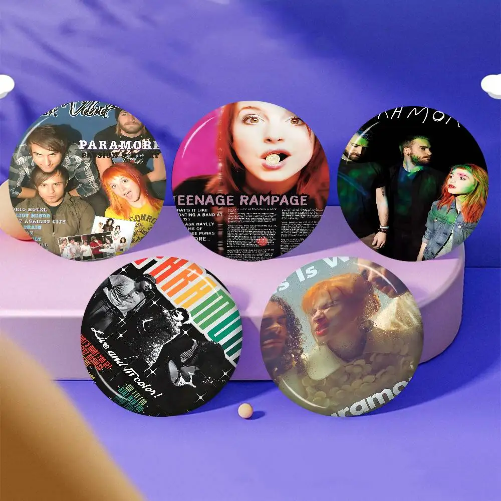 Rock Band Par-Paramore Vintage Weißblech Soft Button Pin Brosche Metall Abzeichen Custom Schmuck Zubehör Hut Tasche Revers