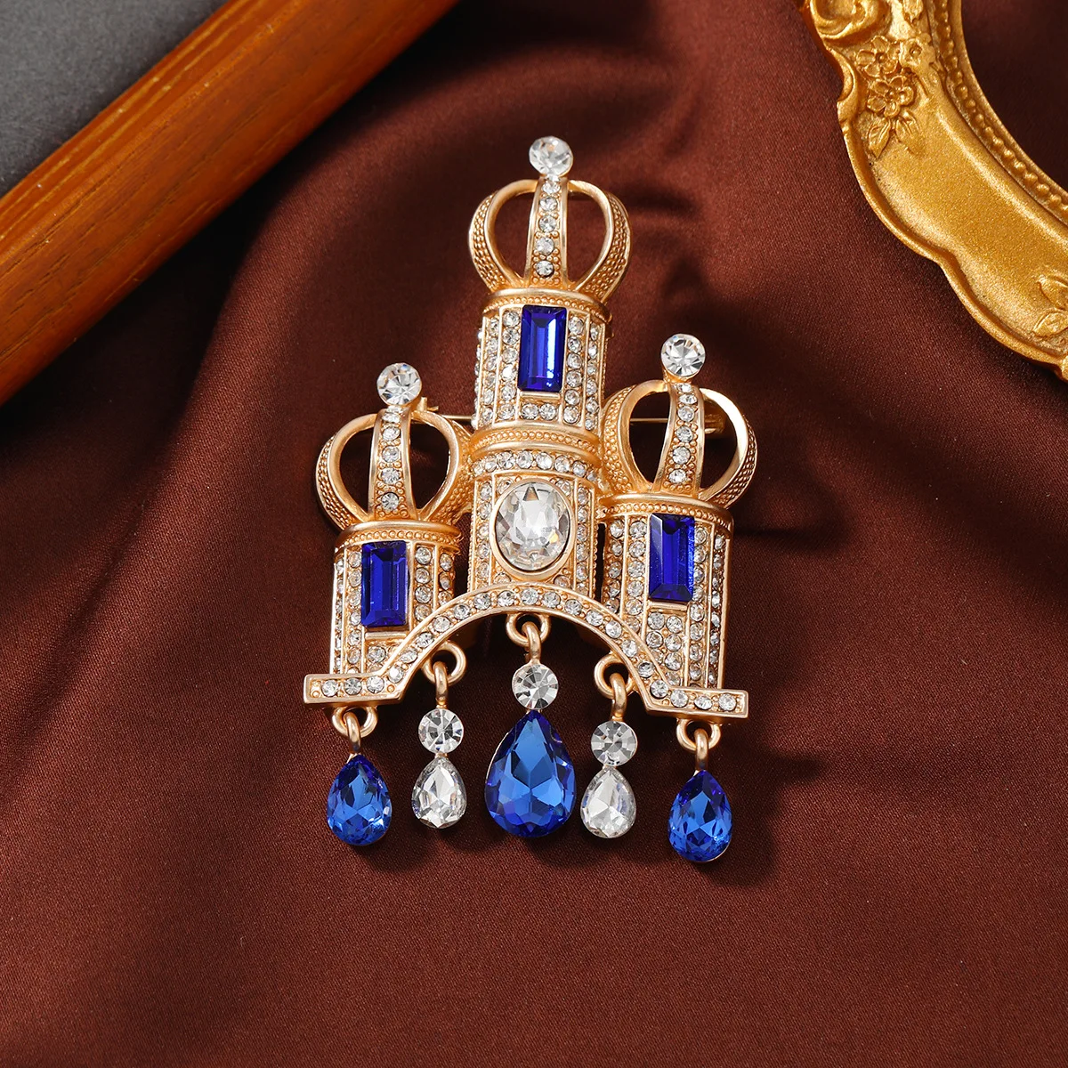 Classic Vintage Women Men Castle Rhinestone Pendant Badges Pins Famouse Design Metal Unisex Party Banquet Brooches Accessories